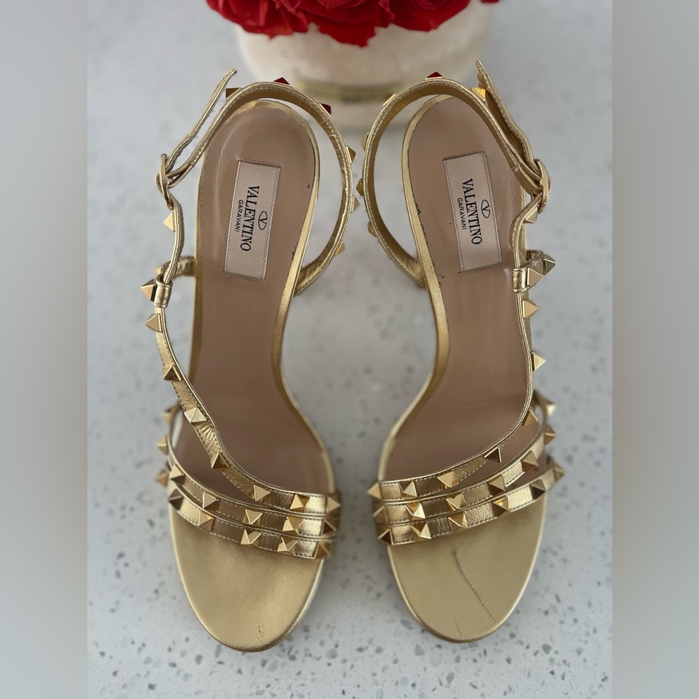 Valentino Garavani Womens Gold Rockstud Sandals Size 40 - Picture 2 of 3